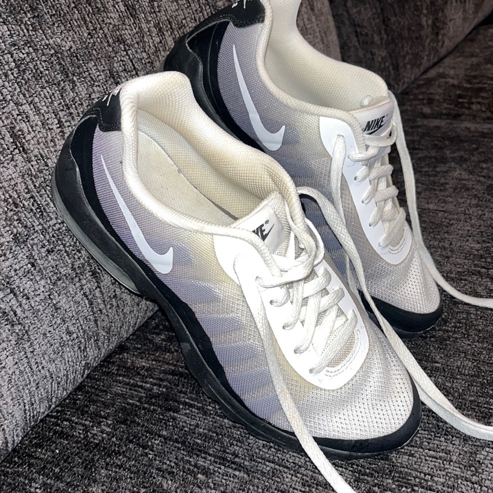 Women’s size 9 Nike Air black and white ombré sneakers in like new condition